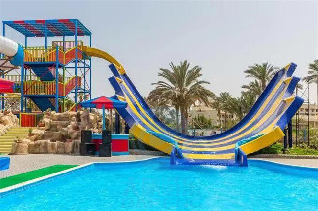 Banana Shape Water Park Slide Multicolour 12 Meters Pendulum Water Slide