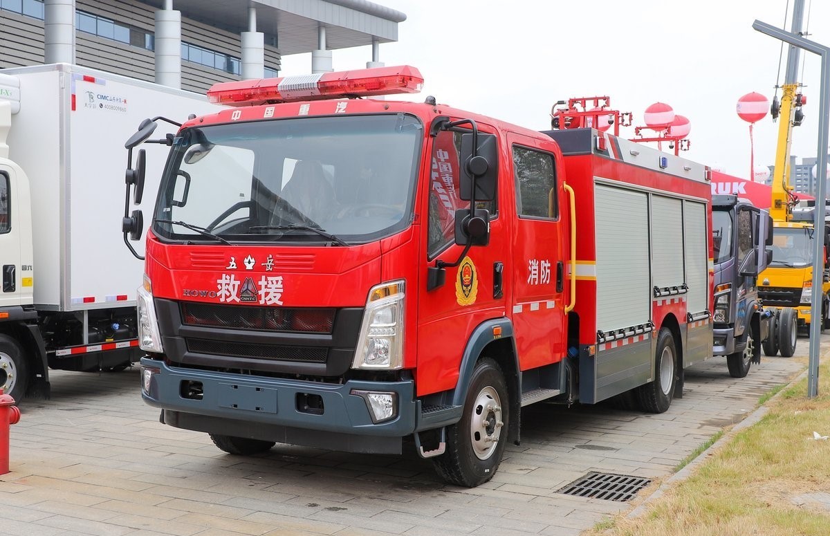 Rescue Fire Fighting Vehicle 18t 8x4 Foam Tender Fire Pump Fire Fighting Truck