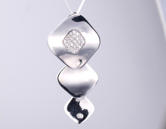 Prong Setting Luxury Necklace for Sophisticated Buyers 18K Gold Diamond Necklace Pendant Gold Pendant Shinny Necklace