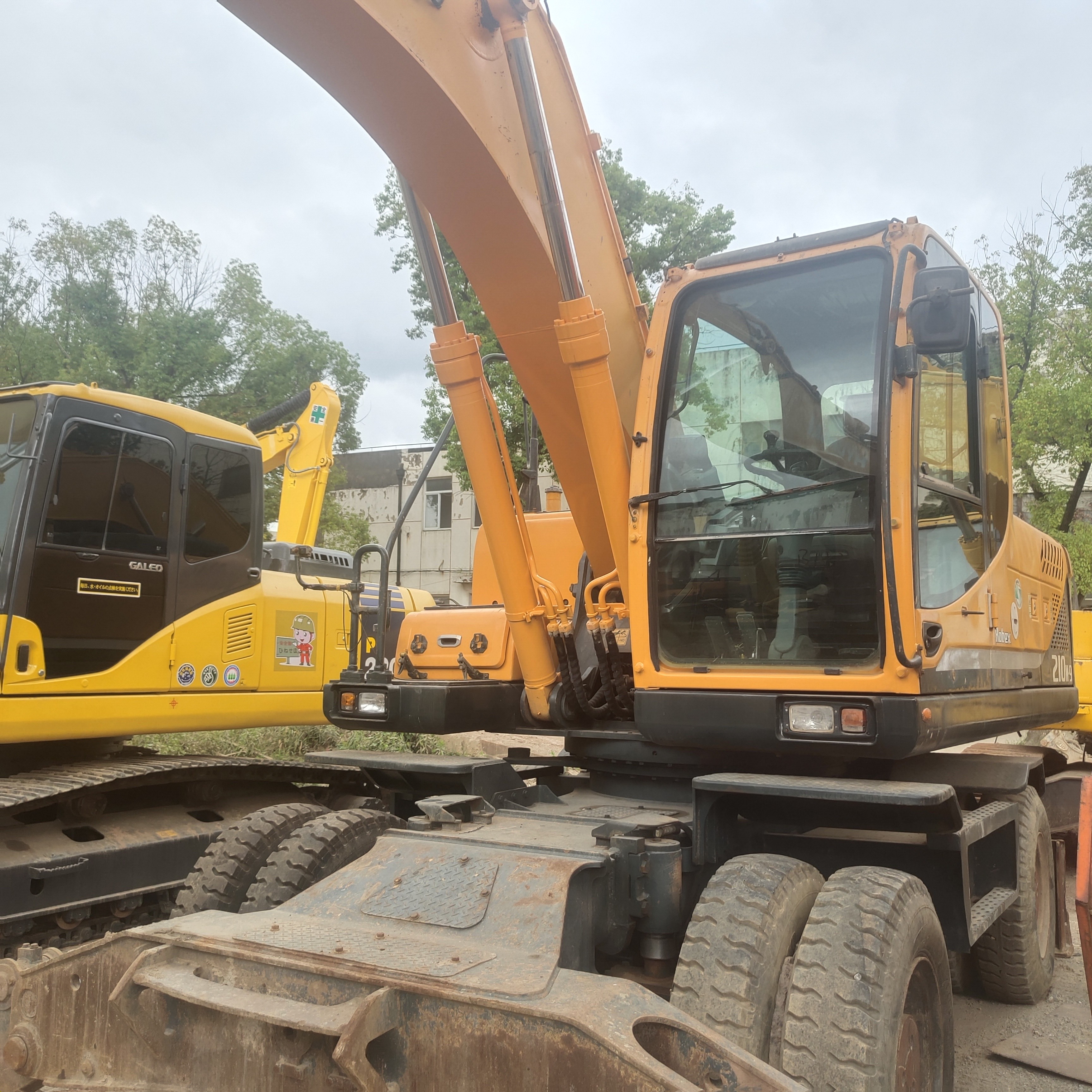 22 Ton Hyundai R210w-9 Wheeled Excavator Equipped With Cummins B7 Engine