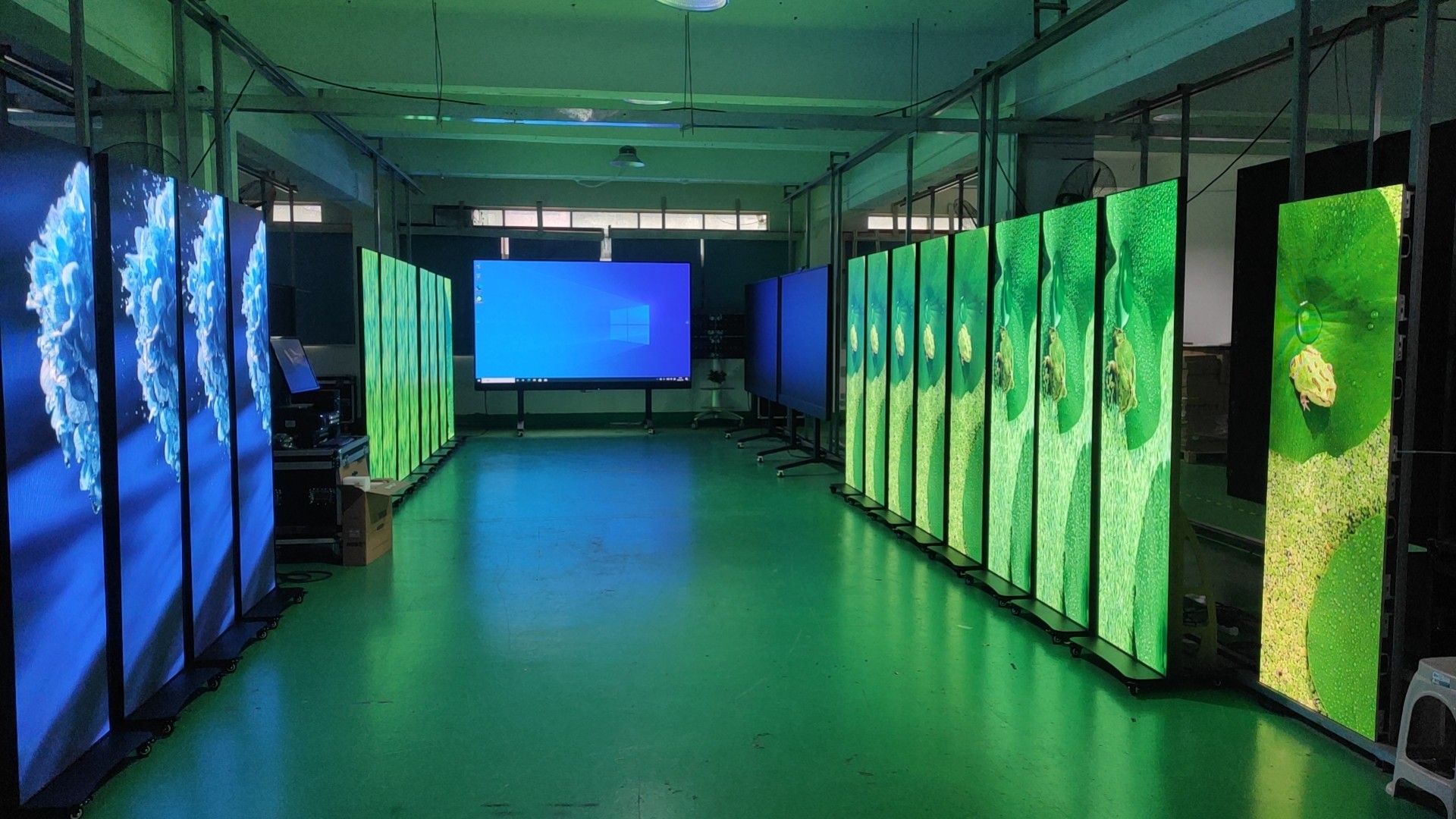 Outdoor LED Poster Display High Fresh Rate Standing Advertising Player P1.53 P1.86 P2