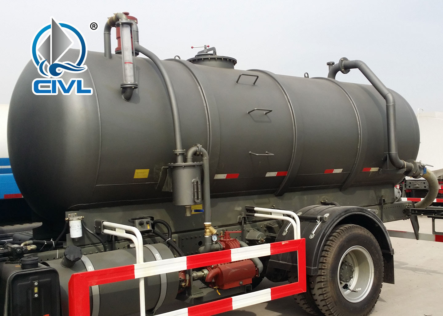 HOWO 4*2 12,000 Liters Heavy Sewage Suction Truck , White Color Vacuum Suction Truck