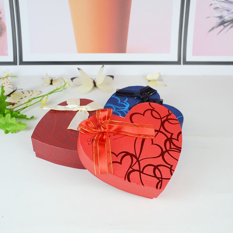 Fashion Luxury High Custom Christmas Seasonal Red Color Heart Shaped Lid and Base Paper Packaging Chocolate Box