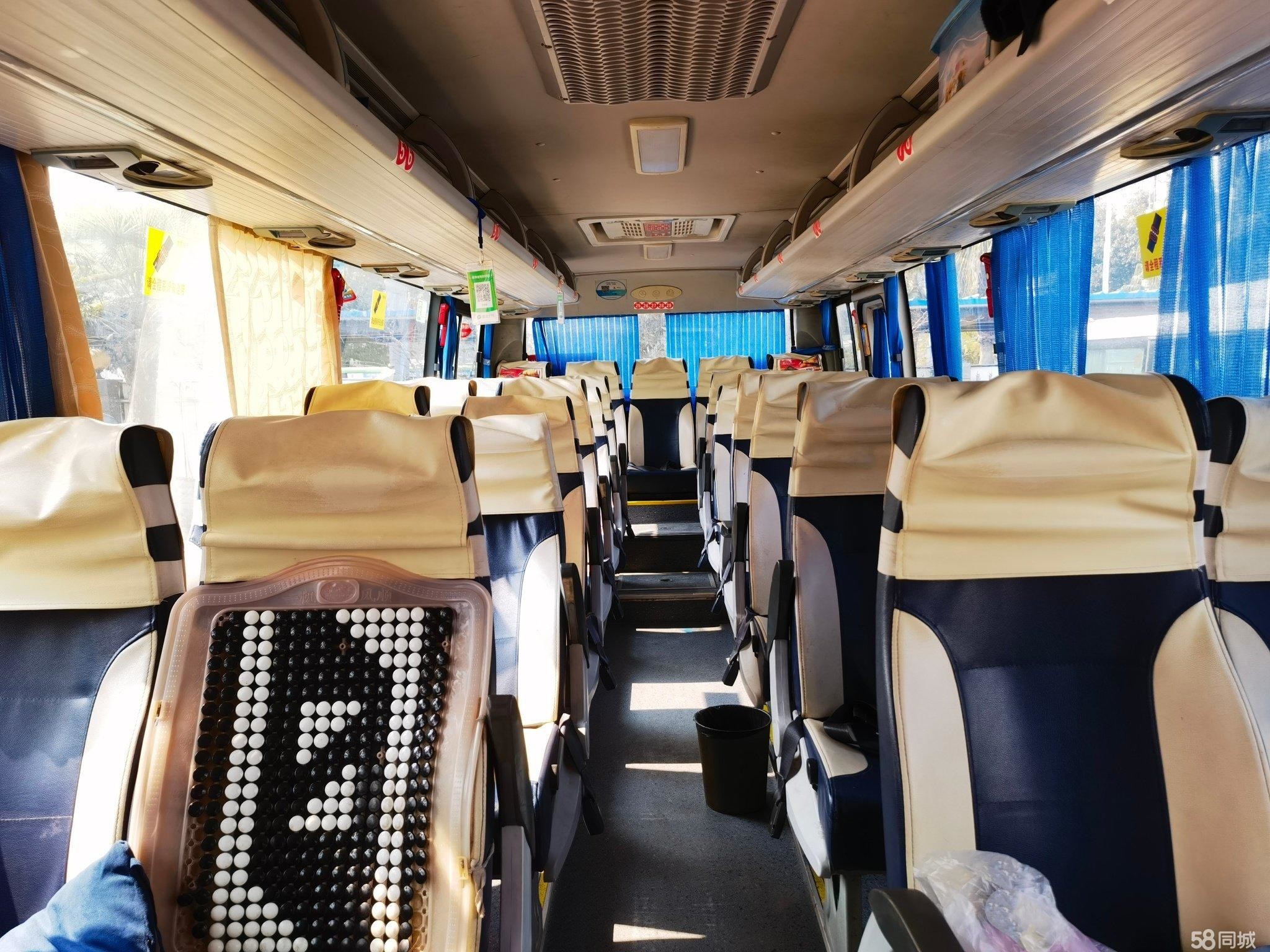 Used Bus XML6870 Passenger Bus 30seats Airbag Chassis Yuchai Engine