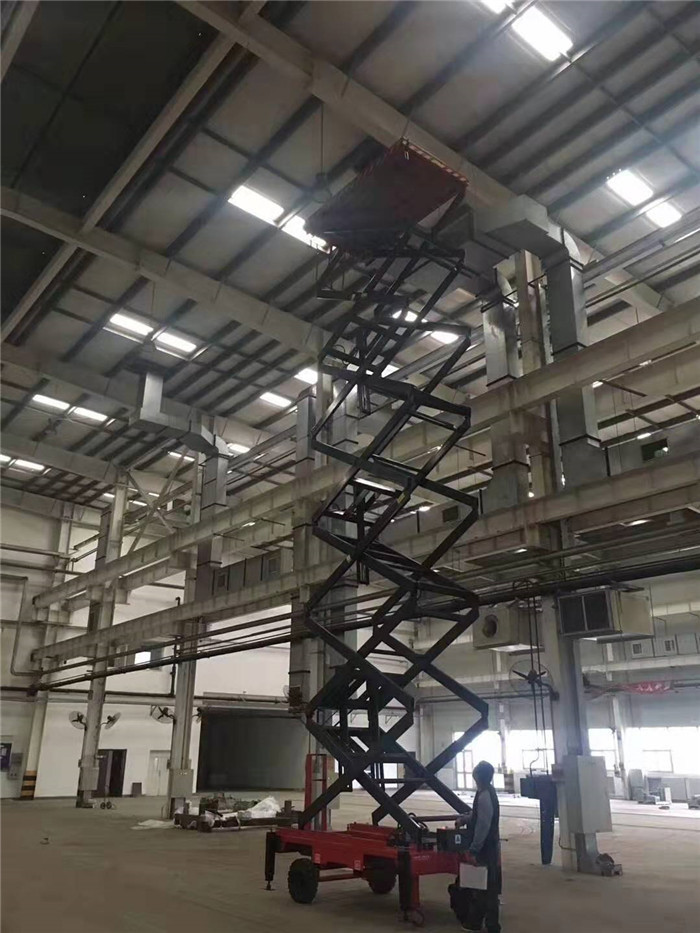 Single Person Scissor Lift Hydraulic Mobile Aerial Platform AC380V 50HZ Voltage