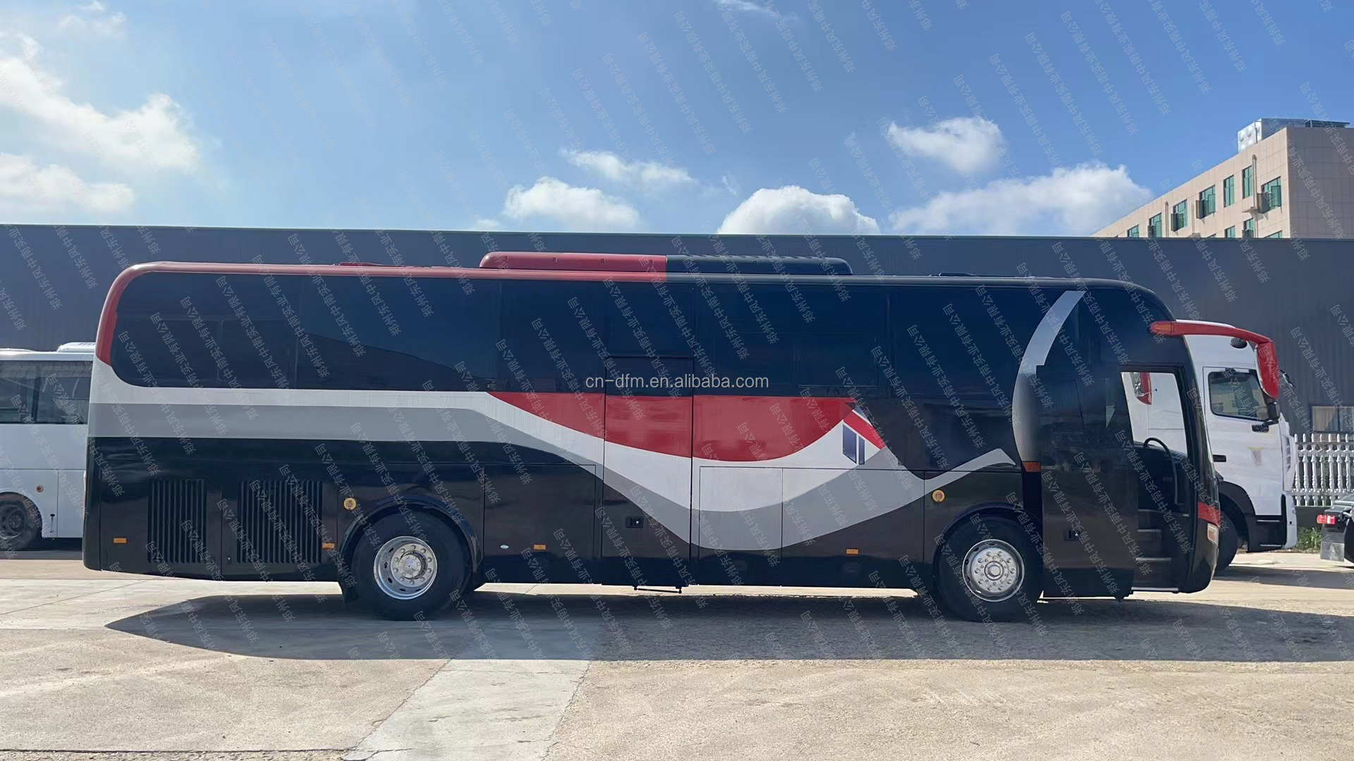 Highly Refurbished Customized Coach Bus 60 Seats Used Buses with 8.424L Displacement