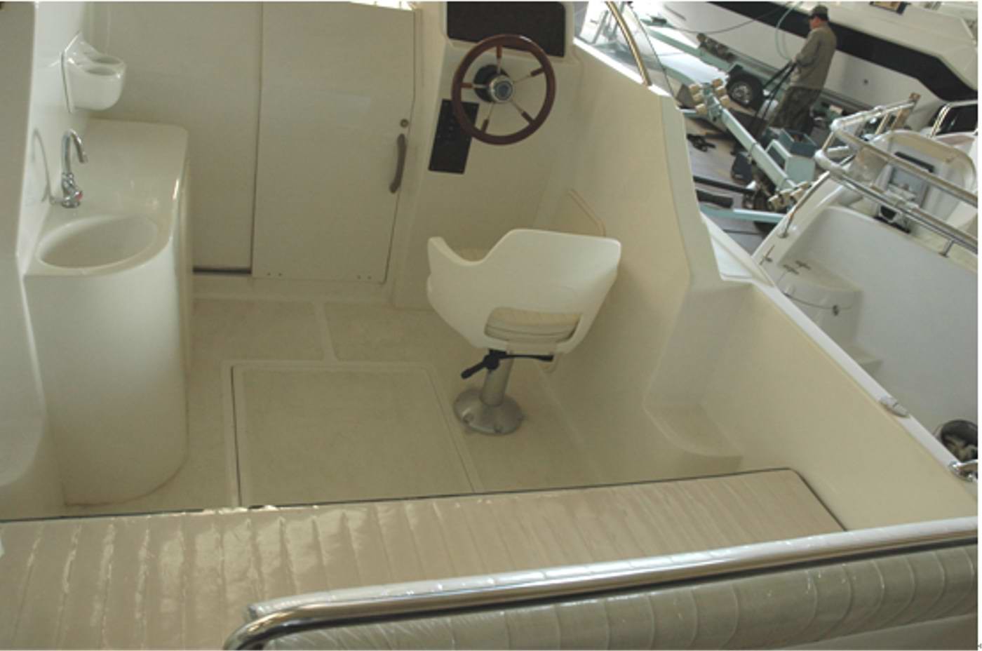 20 Ft Simple Pleasure Yacht Fiberglass Big Cabin Room With Sofa / Skylight