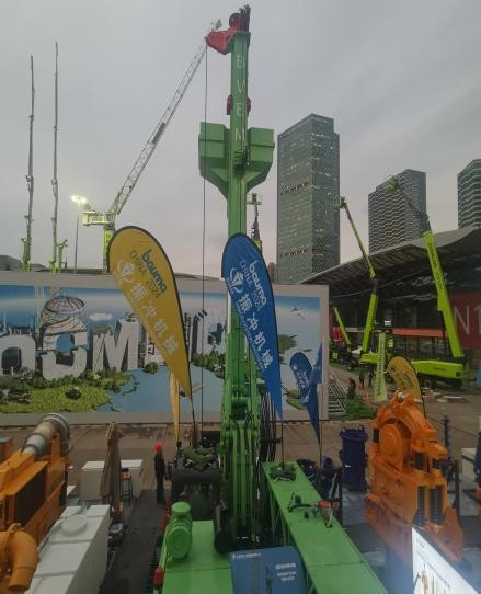 BVEM Hydraulic Vibroflot 105 KW Rotational Speed 2600 R/min High Penetration Capacity Heavy Duty