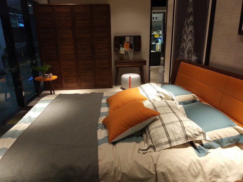2017 New design of Fabric Upholstered headboard Bed by Walnut wood frame for Fashion Apartment bedroom furniture use