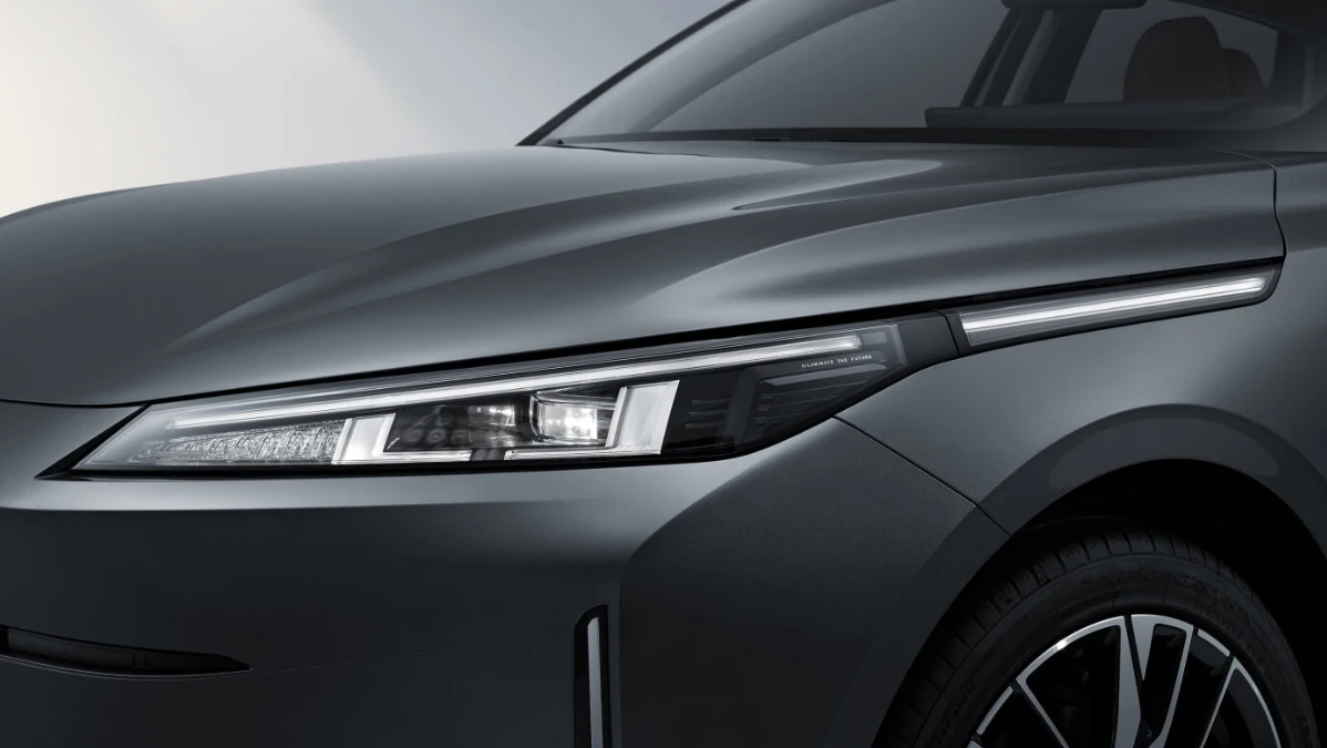 Power-saving Changan QIYUAN A05 Hybrid Car Touch Screen and ACC Cruise Control for Efficiency