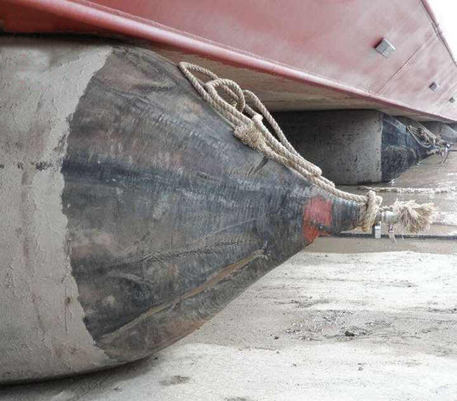 Smooth Rubber Marine Air Bag Cylindrical Shape For Ship / Vessel / Docking