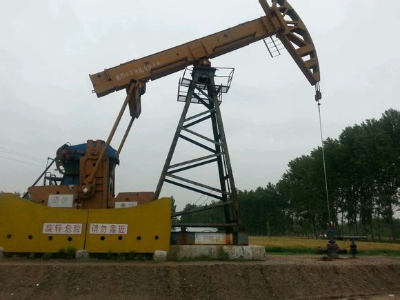 Oil field well beam pumping unit with API 11E