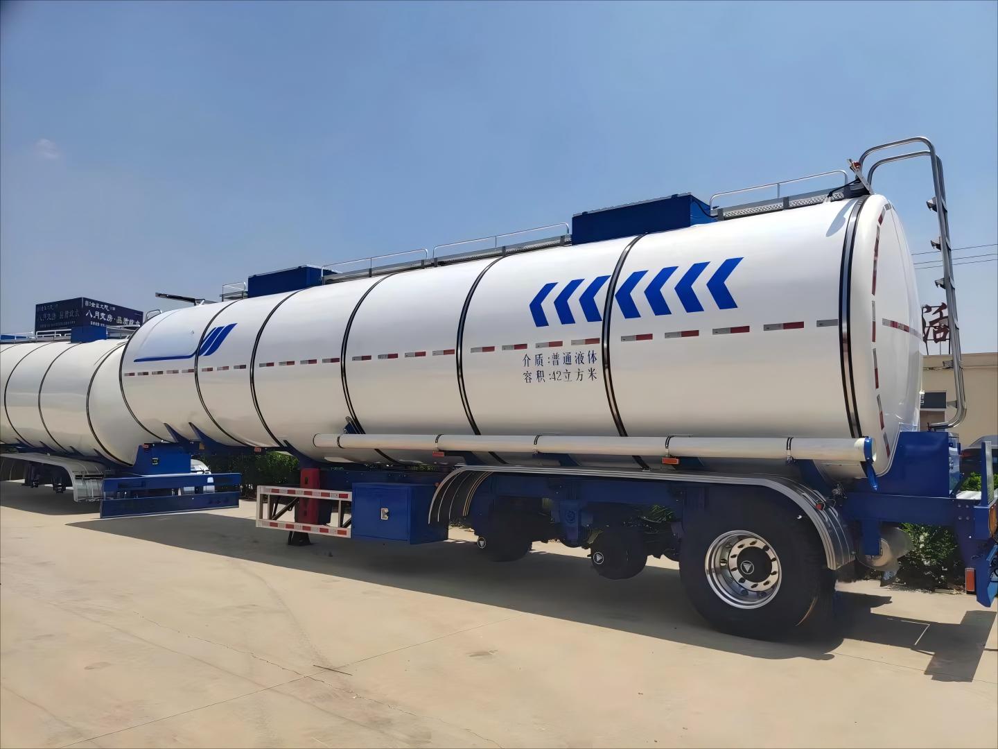 CIMC iron or stainless steel for LNG Gas Station with single or 2/4 optional compartment Liquefied Natural Gas Cryogenic Trucks