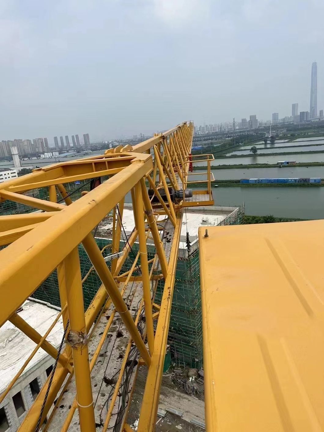 Tower Crane 6515 in Perfect Working Condition Using a Luffing Crane