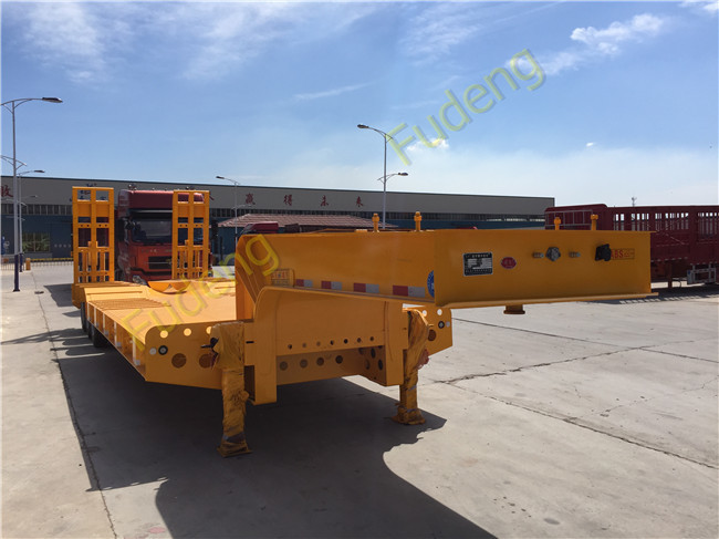 Tri-Axles Steel Material Low Bed Semi Trailer 60000-80000 KG Loading Capacity