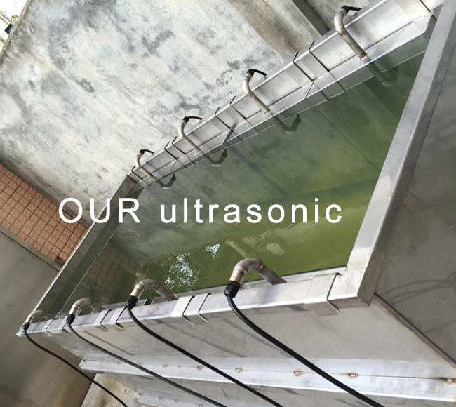 Immersible ultrasonic transducers pack with generator control