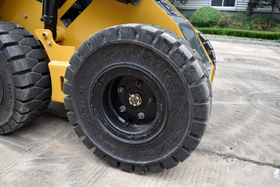 Narrow Compact Avant Mini Skid Steer Loader With 4 in 1 Bucket