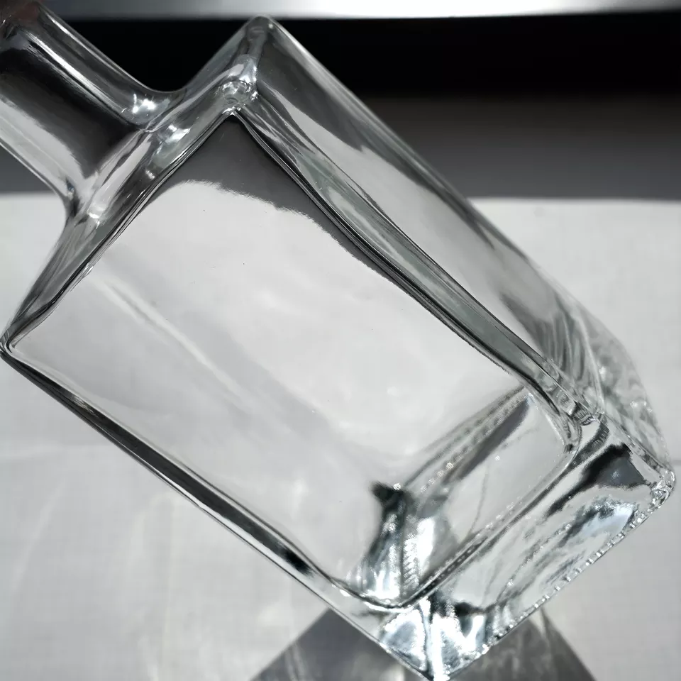 Transparent Glass Whisky Bottle 700ml Capacity for Customized Bar and Personalized