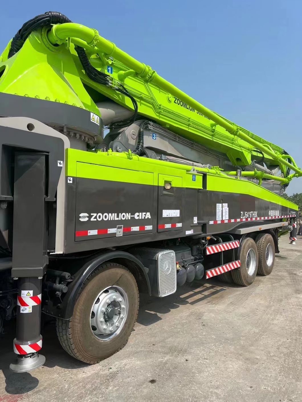 2013 Zml 52m Concrete Pump on Benz Truck Concrete Boom Pump Heavy Equipment