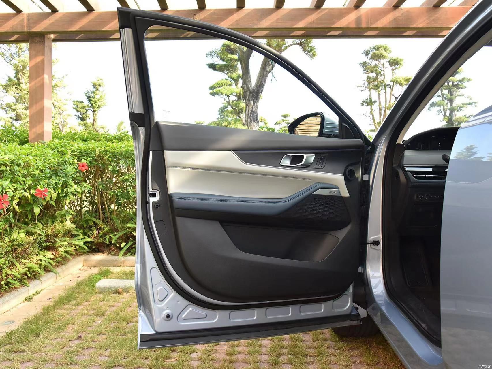 ChangAn Uni-K PHEV IDD 1.5T 166HP L4 TURBO Medium SUV 6 Gears