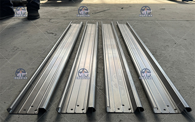 100mm sandwich rolling shutter door roll forming machine in Saudi Arabia olling shutter strip making machine