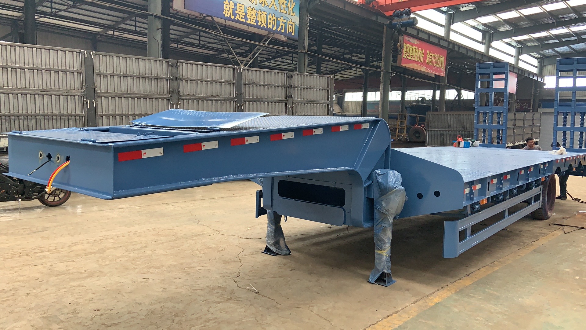 50 Ton Capacity Low Boy Truck Semi Trailer with Hydraulic Ramp and Main Beam Q345B
