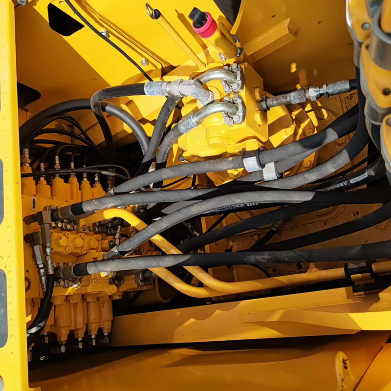 Japanese Imported Original Used Komatsu PC220-8 Excavator 110kw Rated Power 400L Fuel Tank