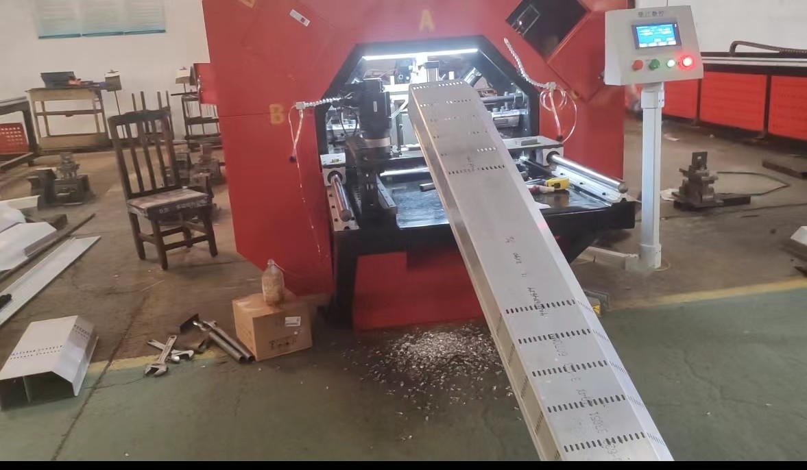 7300x1500x1300mm 7.5kW Aluminum Alloy Punching And Saw Cutting Machine