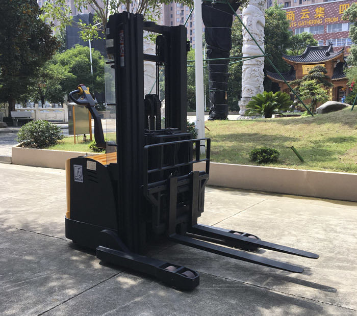 Magnetic Valve Control Warehouse Forklift Trucks Reach Type 1500kg Capacity