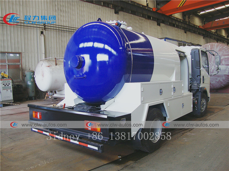 5000 Liters Sinotuck HOWO 4x2 LPG Bobtail Tanker Truck With Dispenser