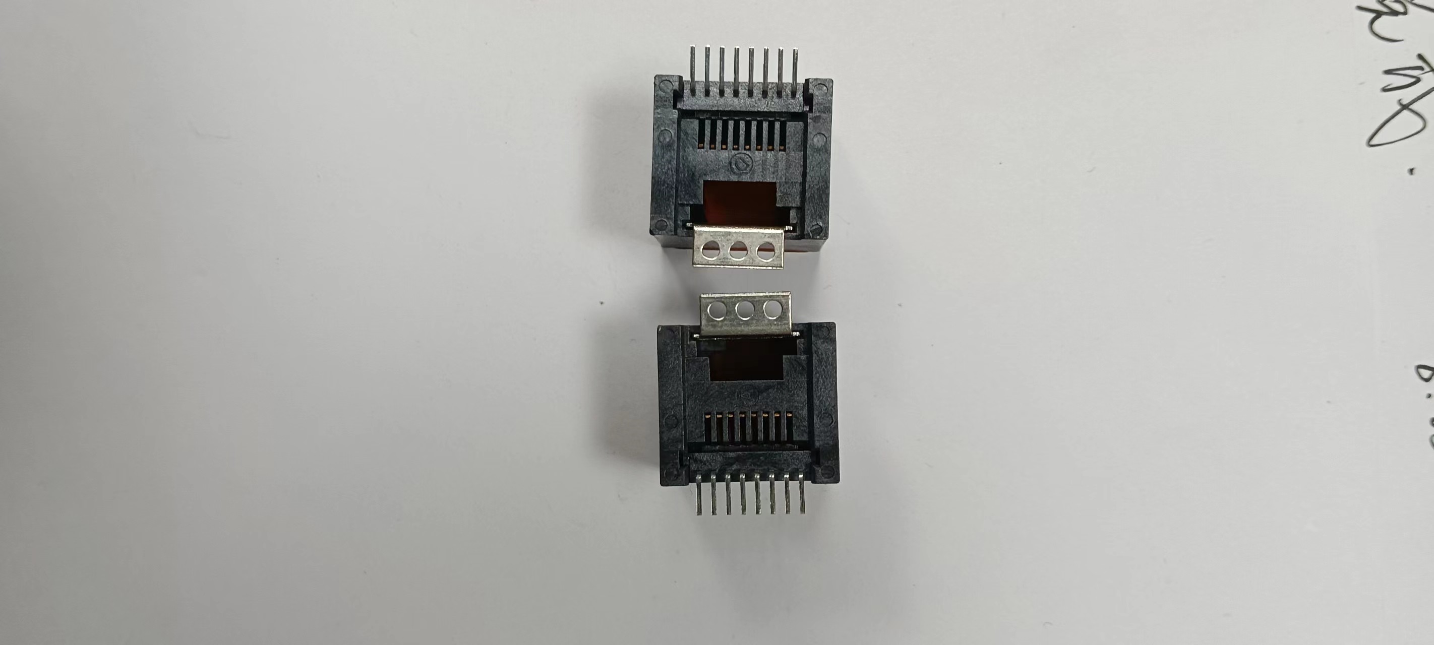 Single Port Shielded SMT RJ45 Connector R / A 50 U" Gold Plating Contact Terminal