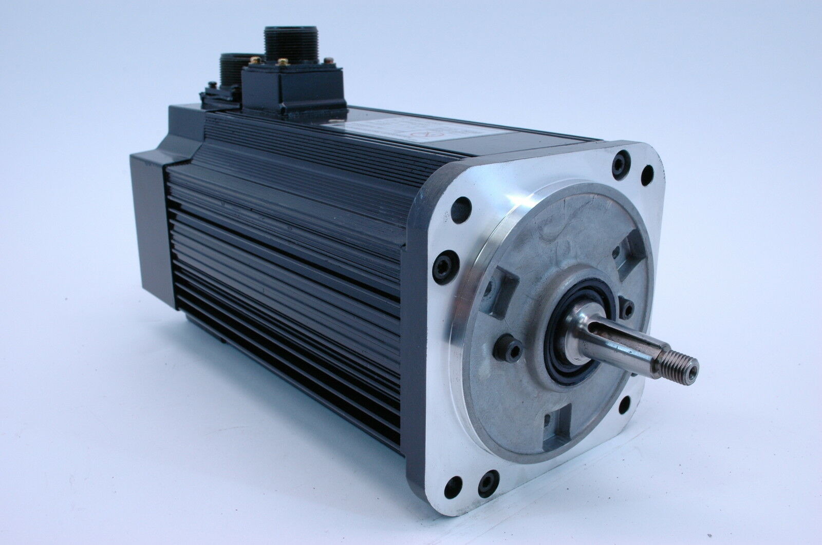 YASKAWA USAMED-06CA1 AC SERVO MOTOR 0.6 KW 5.68 N.M 1000 R/MIN 5.8 A