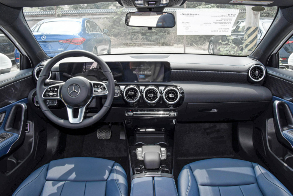Mercedes-Benz A 200 L sport sedan donggan version 4 Door 5 seats 3 space car