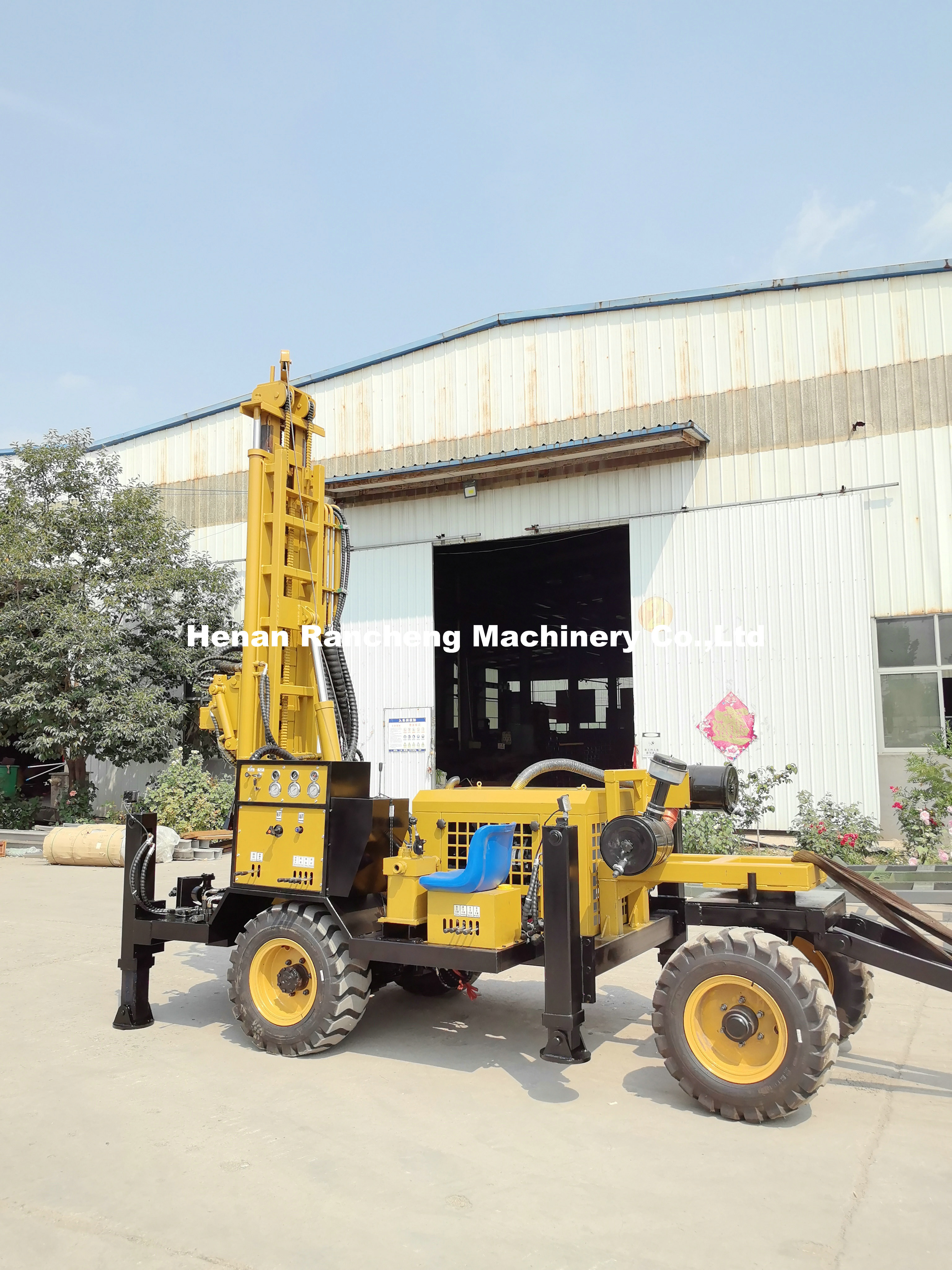 Four Wheel Trailer Mounted Borehole Drilling Machine 220m Depth 65KW Engine