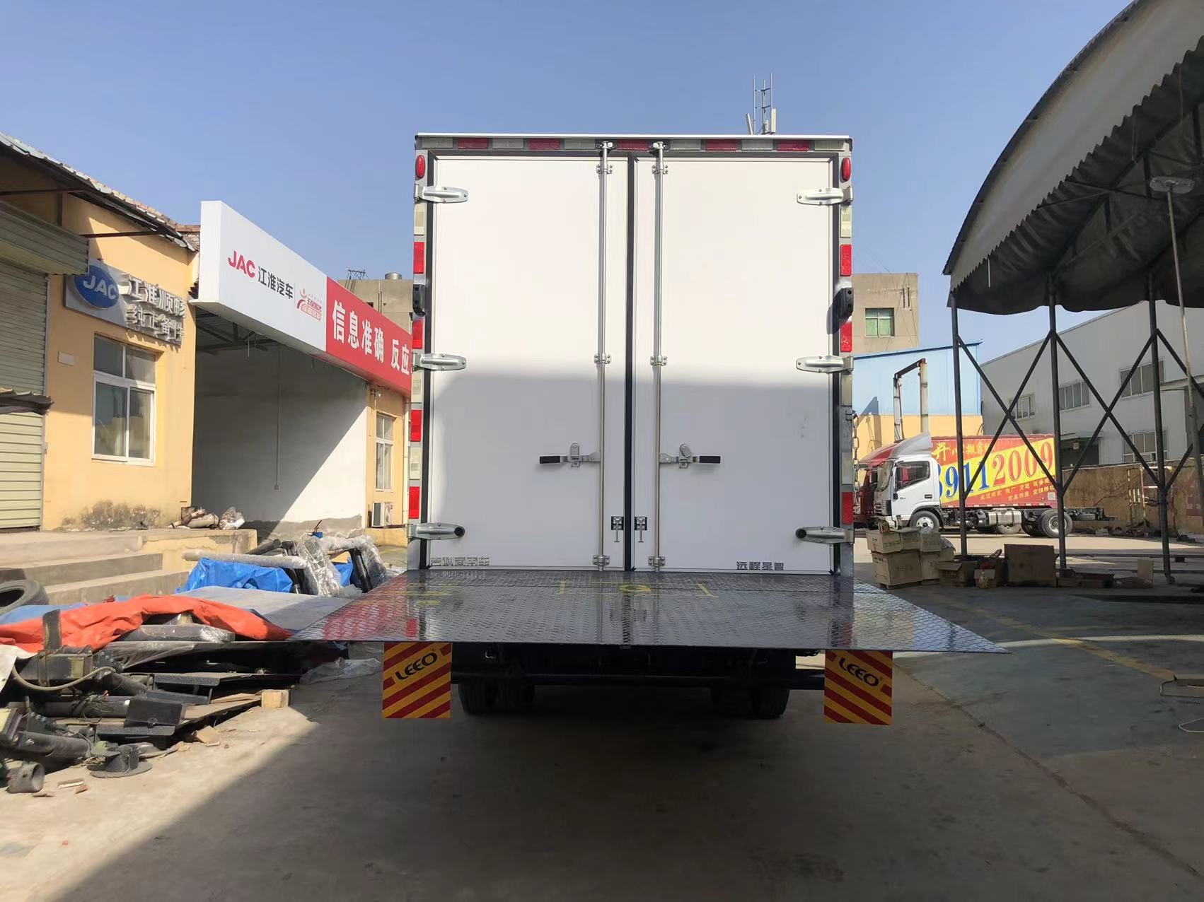 1.5 Ton Steel Truck Tail Gate Lift suitable for 1.8m Van with black color and DC24V/2KW