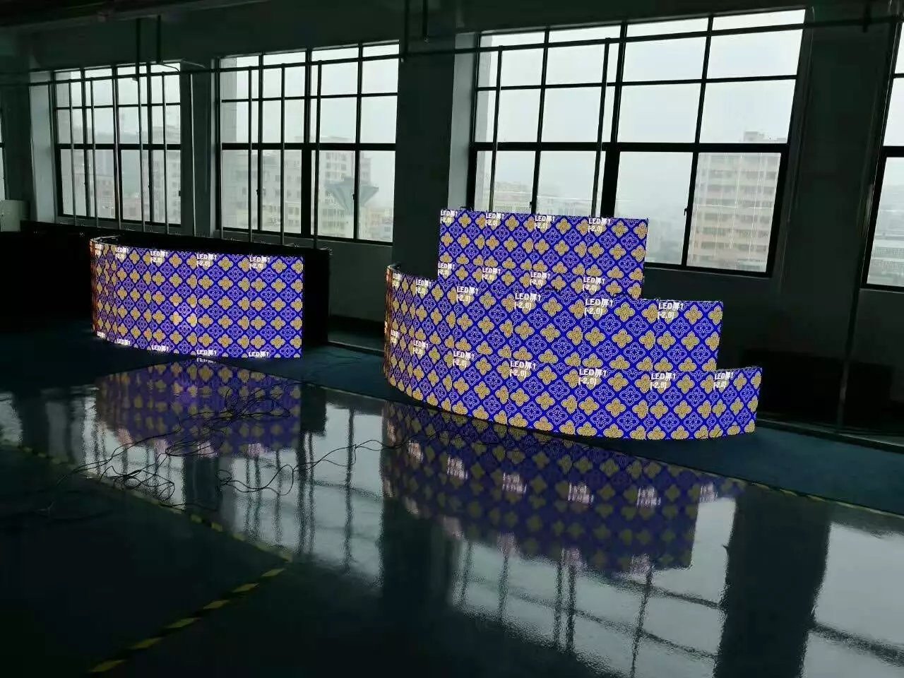 Custom Mobile LED Video Wall Display Concave CE Rohs Approved Intelligent Monitoring