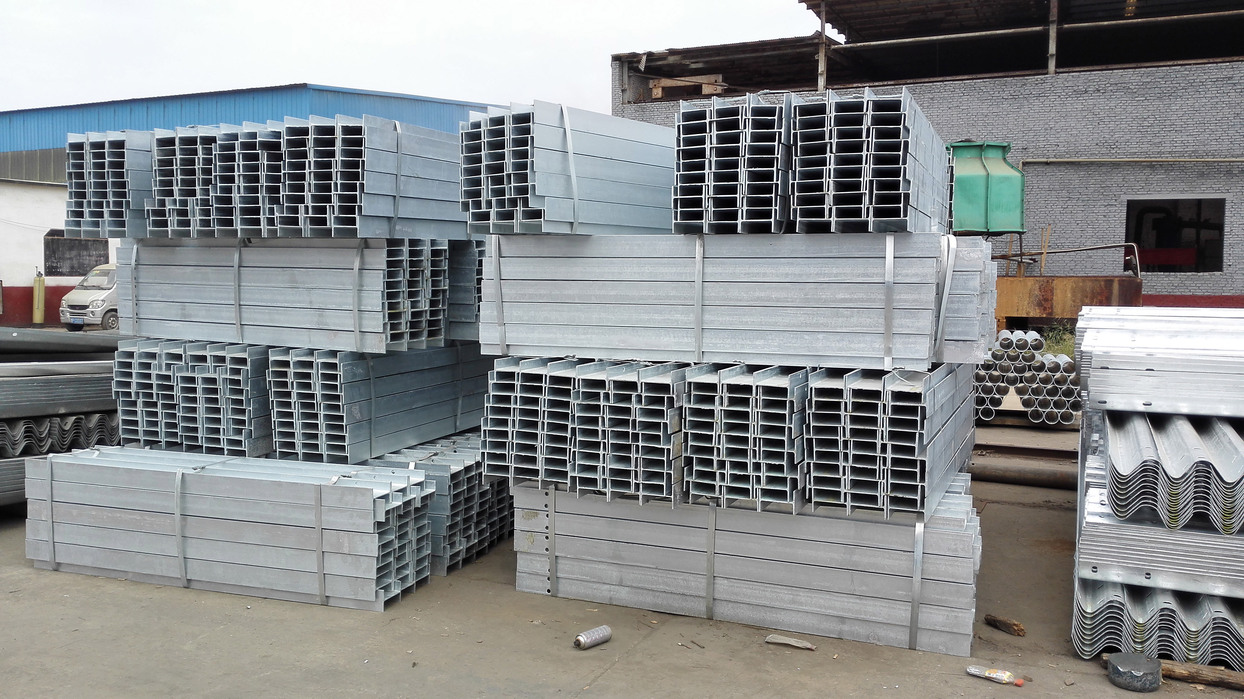 Q235 Q345 Galvanized Steel Highway Guardrail Fishtail End for Customized Projects
