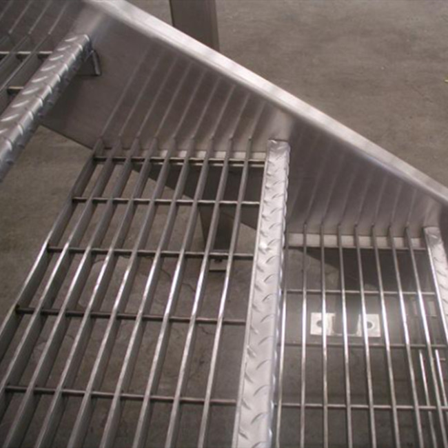 Welded Type Metal Stair Tread Grating With Steel Checker Plate Residential Grating