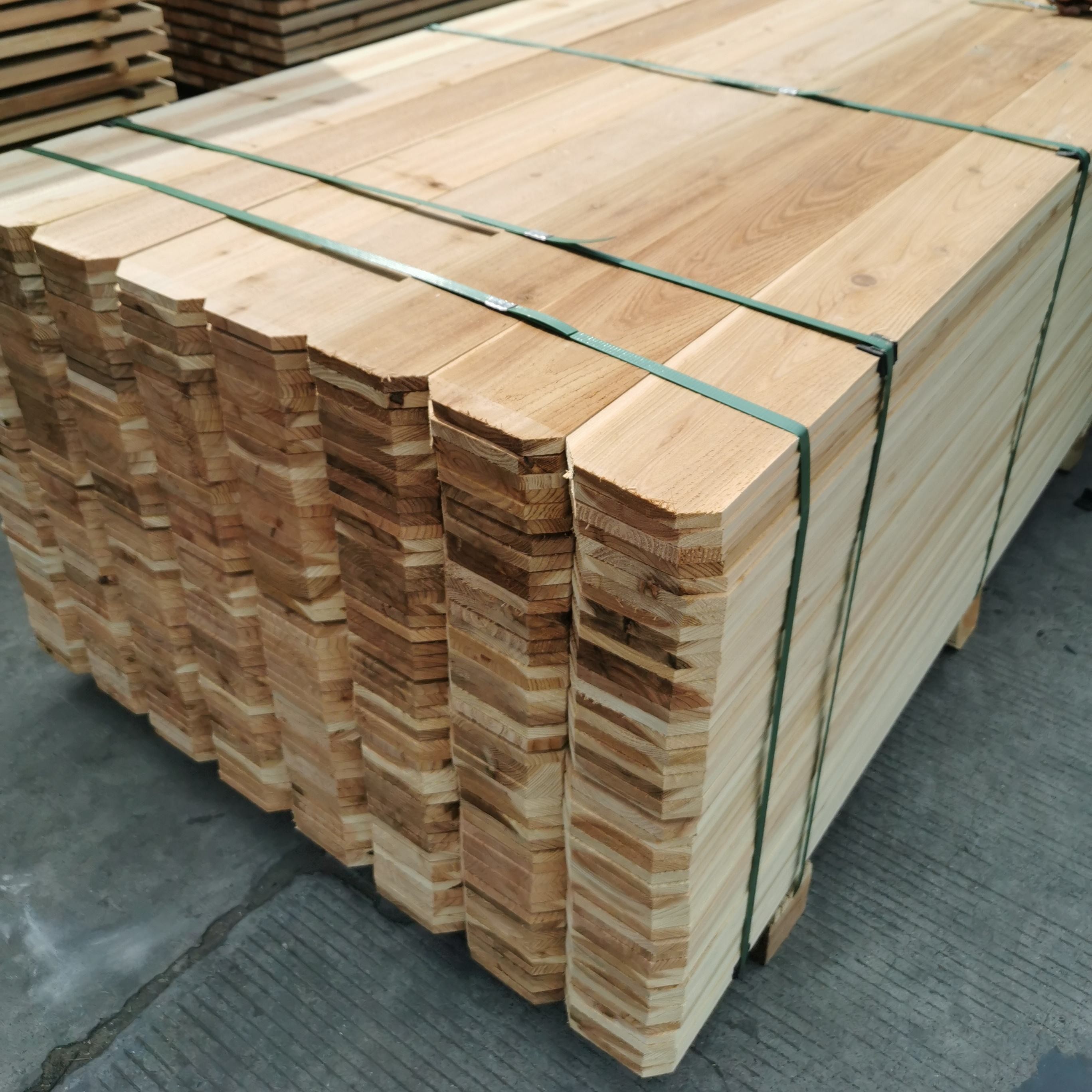 Customized Outdoor Cedar Wood Fence For Garden Decoration Good Stability
