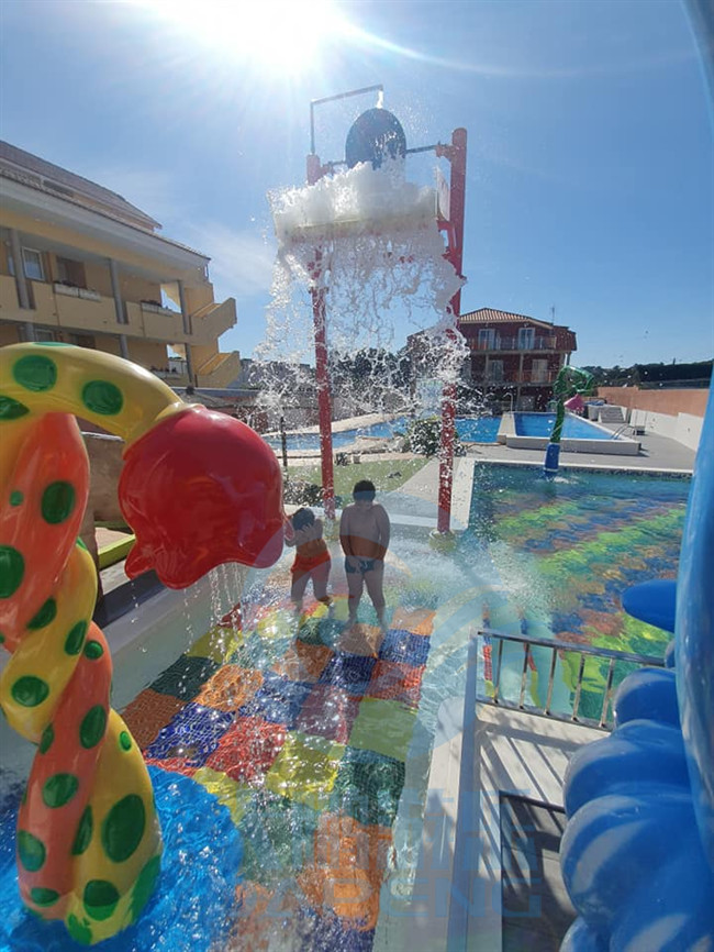 Fiberglass Water Splash Pad 5m Height Water Park Bucket Dump Cluster For Spray Zone
