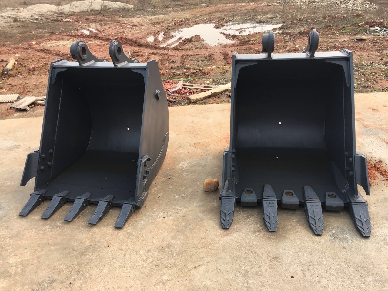 JCB JS130 Excavator Rock Bucket With Volume 0.9 Cbm To 5 Cbm Black Color