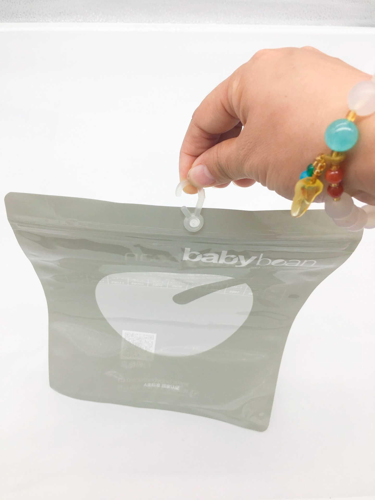 Children 'S Clothing Gray Laminated Polypropylene Bags And Hangers / Transparent Windows