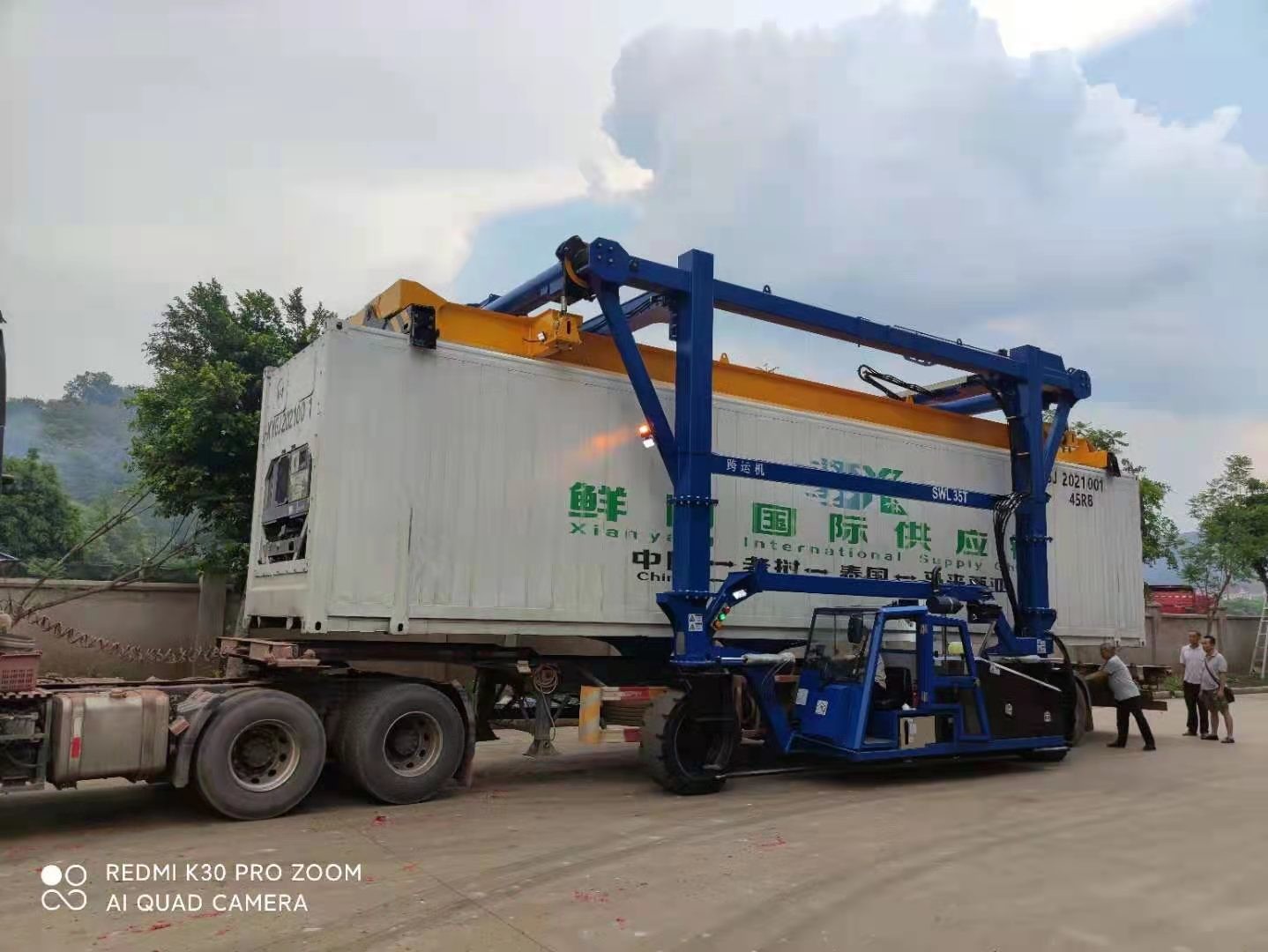 80T Straddle Carrier Truck Heavy Duty Vehicle For Port / Stock Yards Lifting Containers