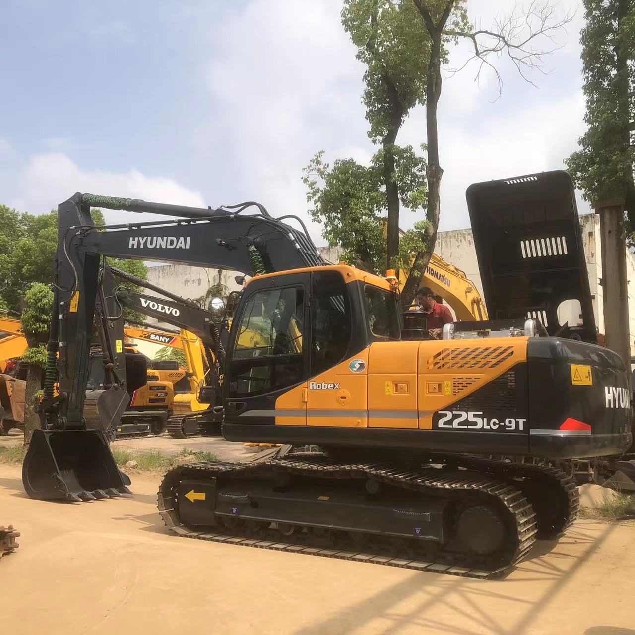 Hyundai 225-7 Construction Machine Used Crawler Excavator with 1.05 Bucket Capacity