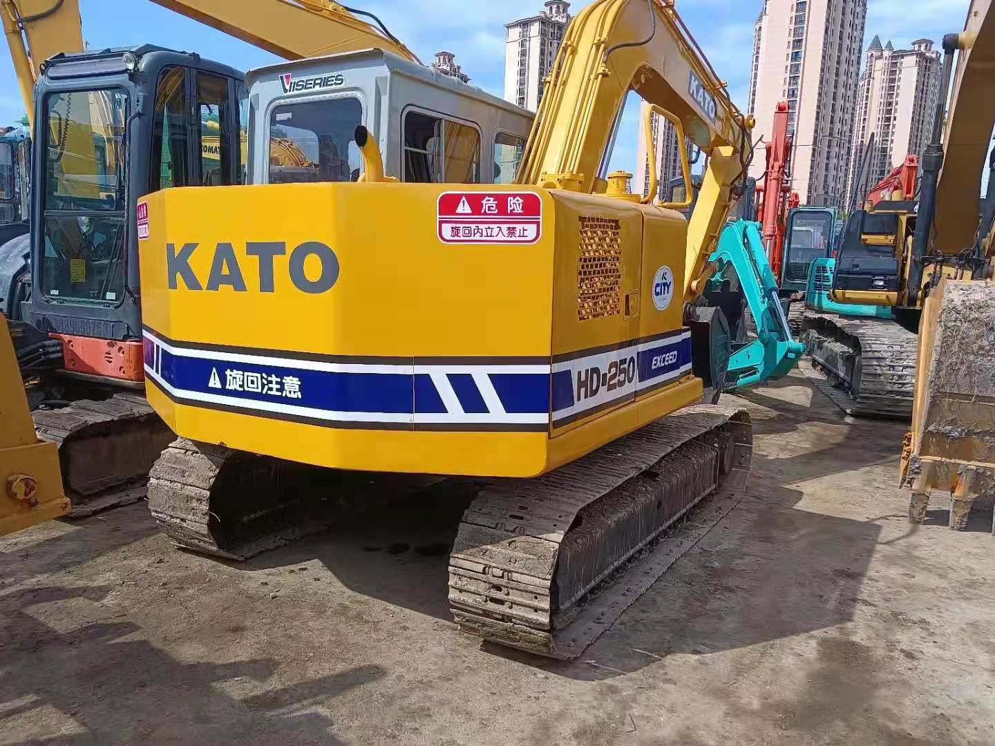 Yellow Sumitomo Excavator 5T 61HP 0.35m Bucket Capacity 4000 Working Hours