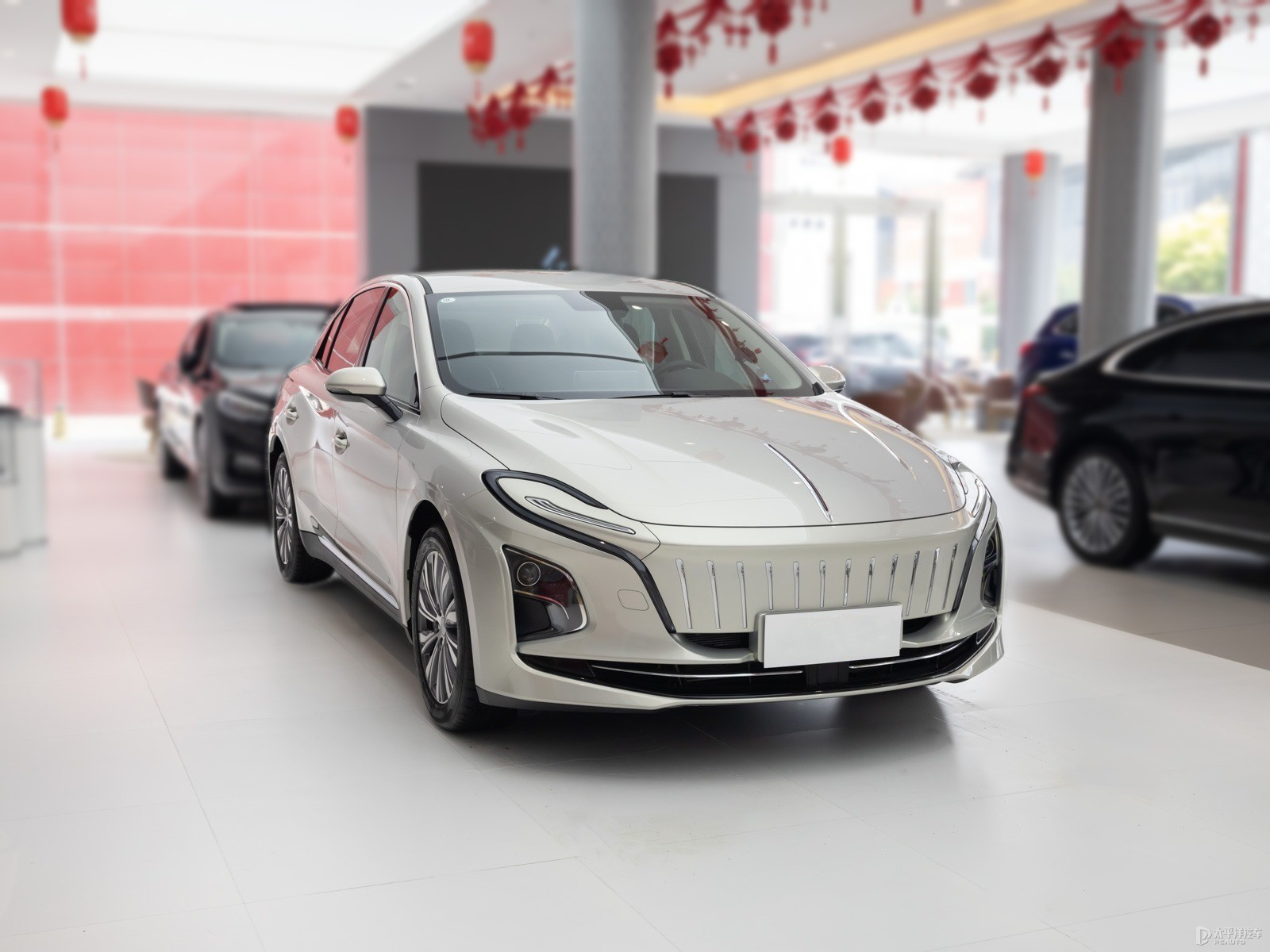 Pure Electric SUV EV Cars 4 Door 4 Seat 598 Horsepower Electric Motor