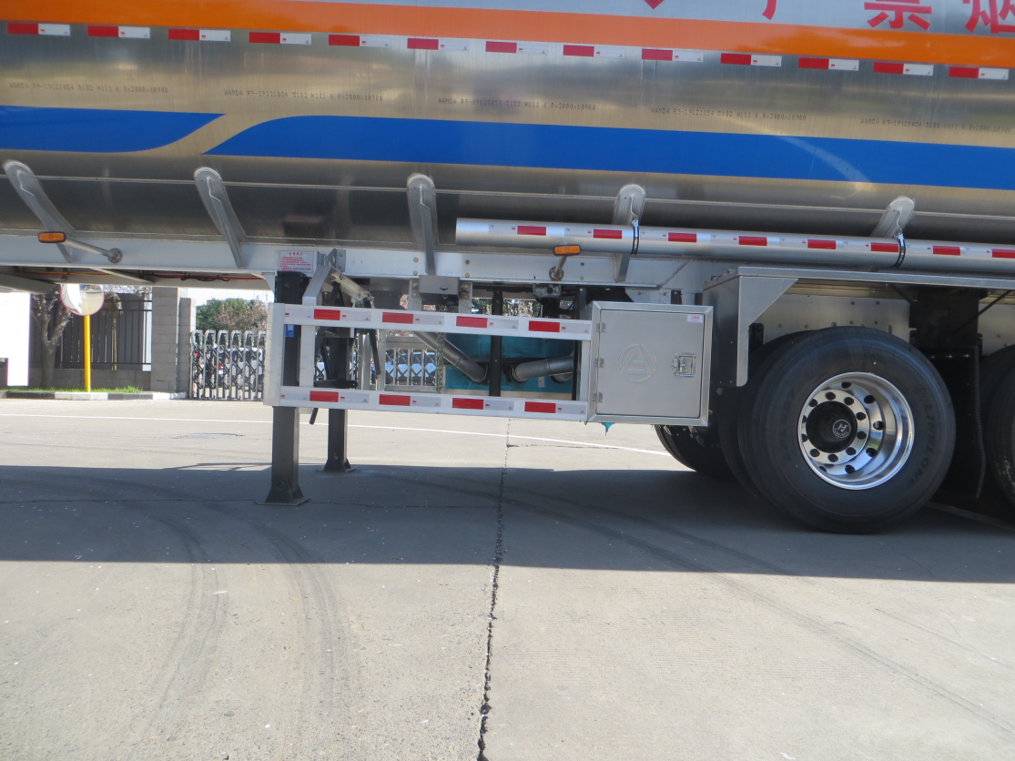 46000 Lite Oil Gasoline Semi-Trailer Fuel Tanker Transport Truck Trailer by CIMC LINYU