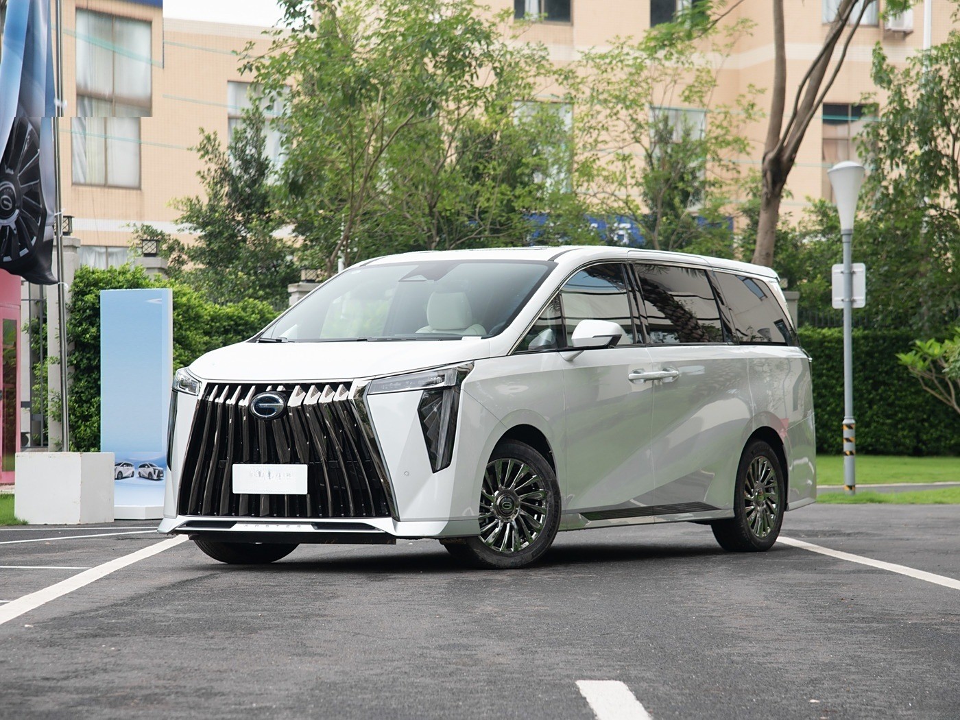 GAC M8 Trumpchi Car MPV Fast Electric New Energy Vehicle 180Km/h