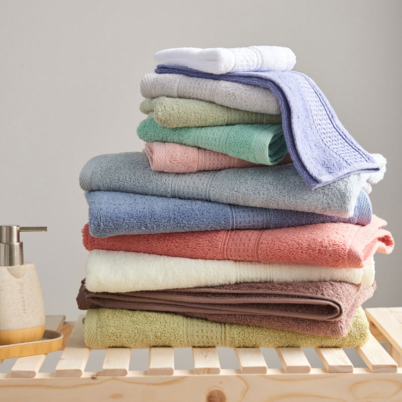 Customizable Luxury Dark Plaid Bath Towel 70*140cm Simple and Fashionable Design