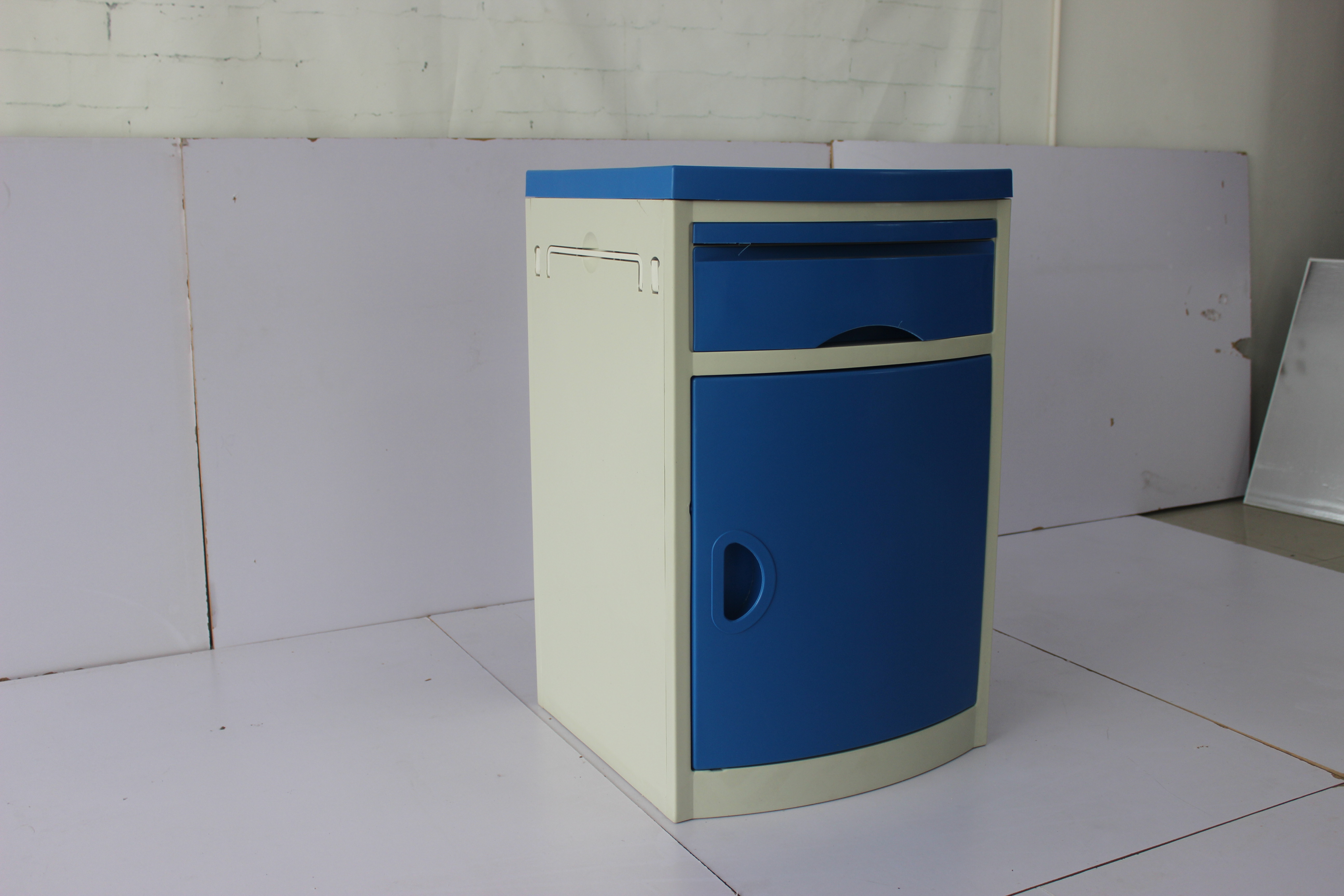 50KG Loading Tray ABS Hospital Bedside Cabinet With Lock